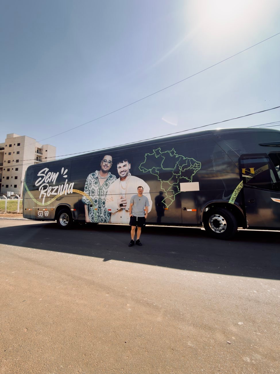Onibus de turne do Sem ReZnha, com Rafa Grego na frente